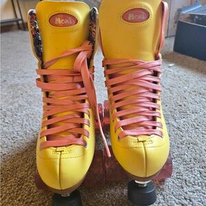 Moxie beach bunny sz6 skates EUC